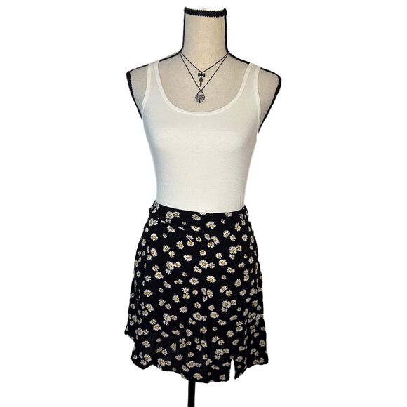 Hollister Mini Skirt | Ultra High Rise Daisy Print | Size Medium - Picture 2 of 7